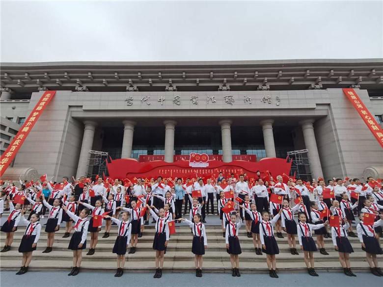 温情一幕,《美国工厂》导演博格纳尔讲述眼中的曹德旺